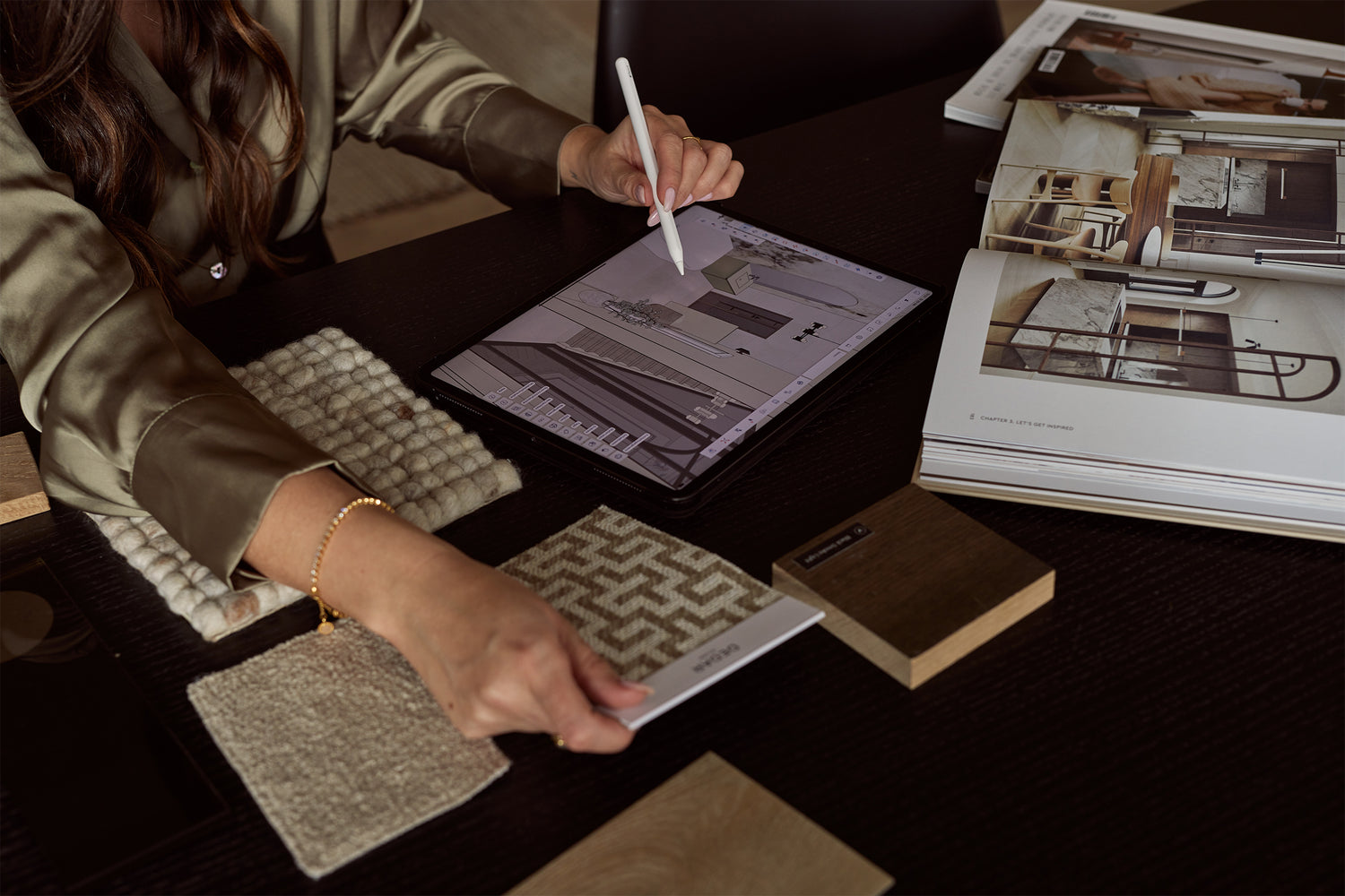 Chrissy de Neve van House of Neve werkt aan een 3D-interieurontwerp in SketchUp